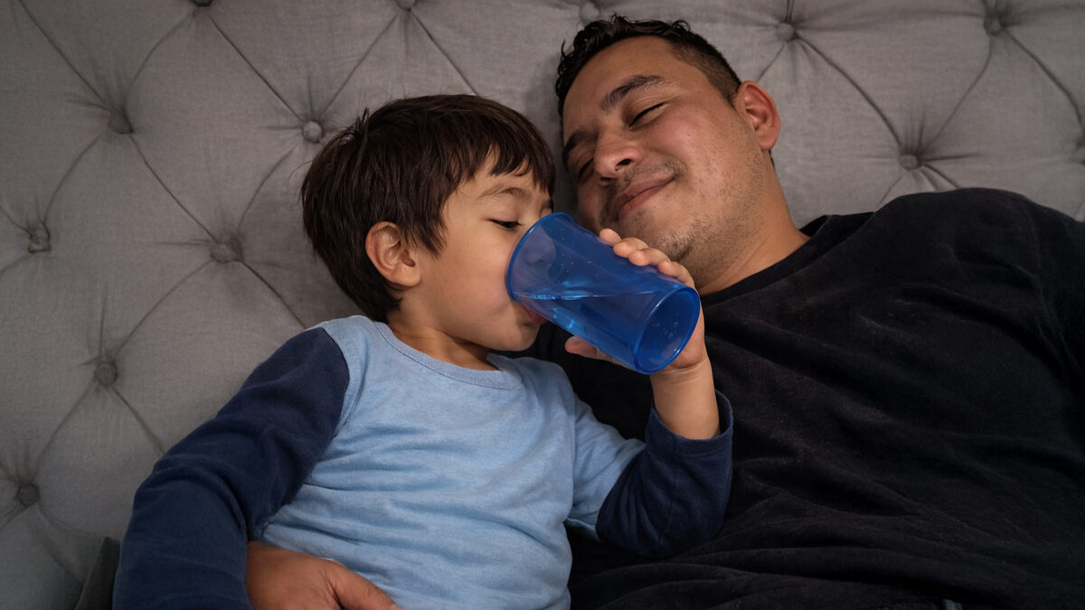 Cuando un niño pide agua antes de dormir no es por sed