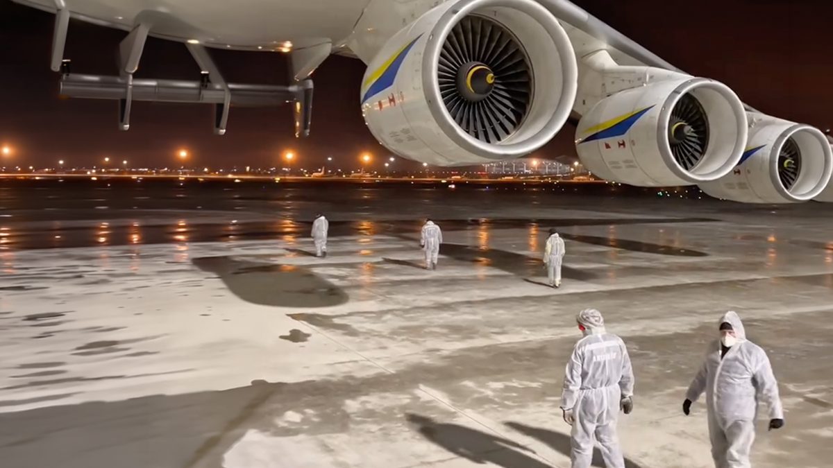El ejército que limpió el avión más grande del mundo