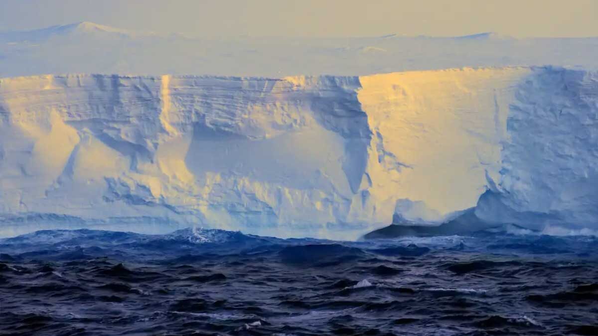 El Iceberg Más Grande del Mundo Se Rompe y Flota a la Deriva en el Océano Austral