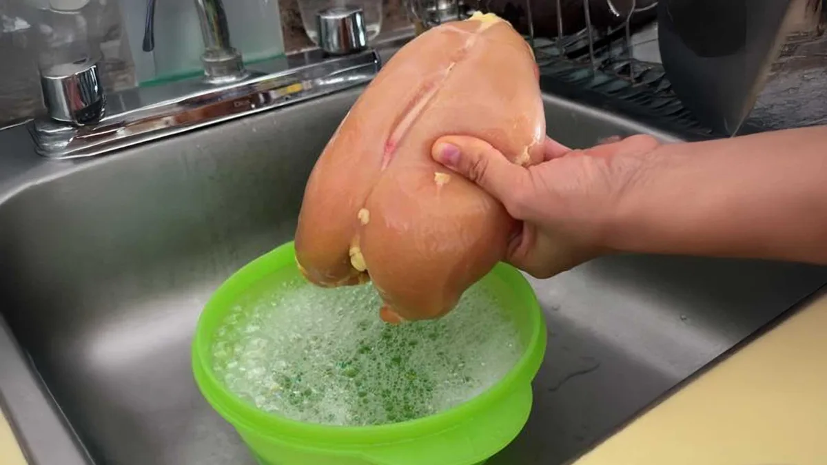 Esta es la única forma de lavar el pollo… no te dejes engañar