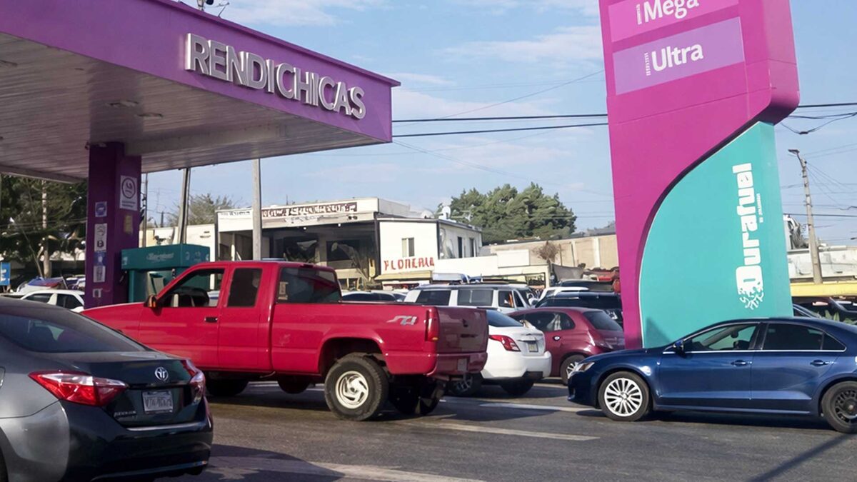Gente de San Diego cruza a Tijuana a cargar gasolina