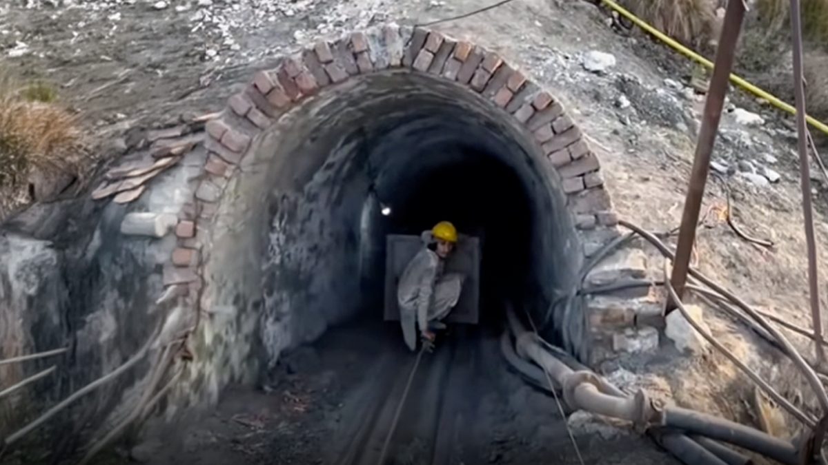 Los hombres que arrancan carbón de las entrañas de la Tierra 