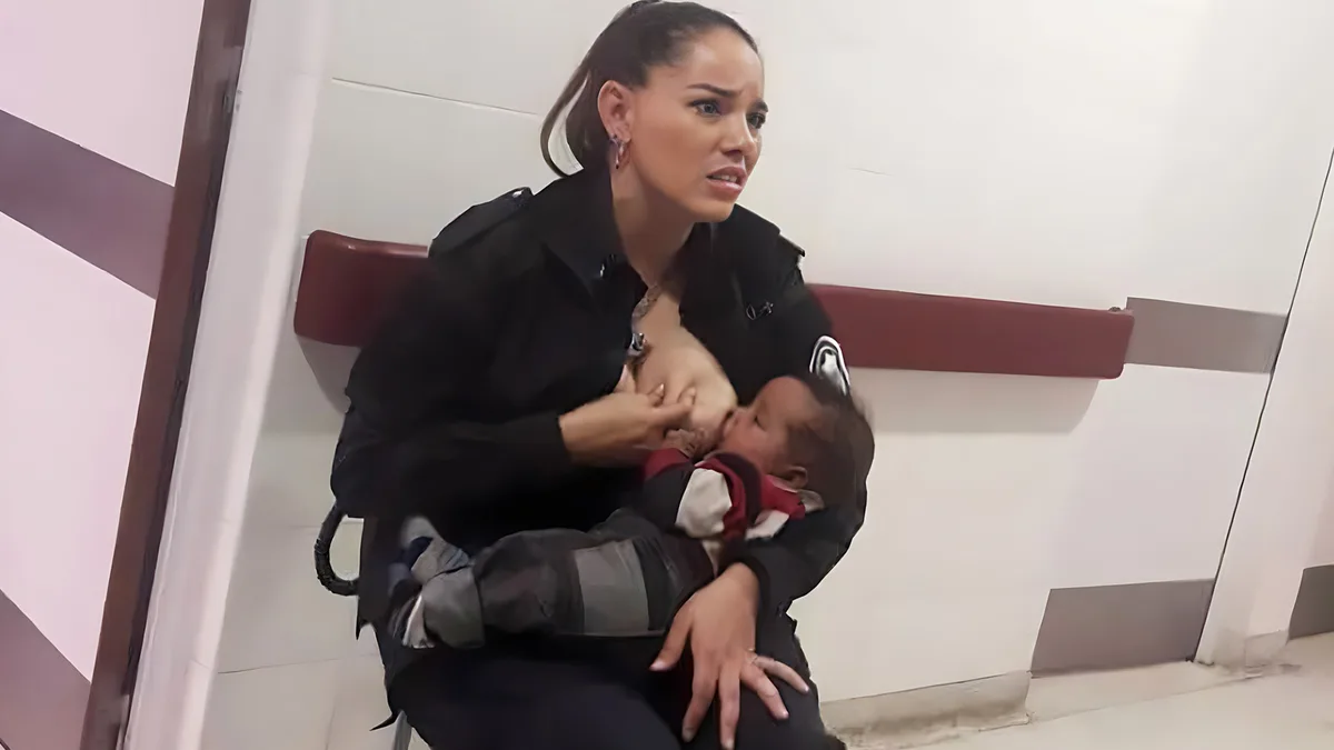 Mujer policía encuentra bebé llorando de hambre. Nadie lo ayudaba y decidió amamantarlo