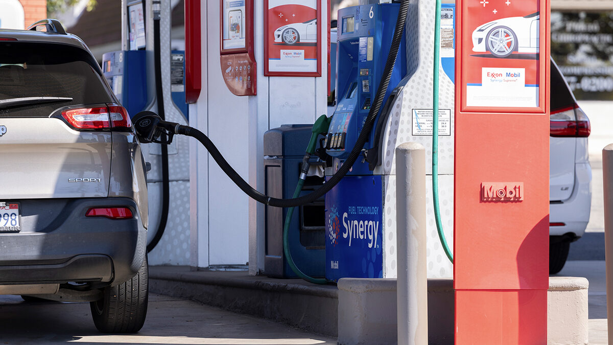 ¿Por qué las gasolineras en Estados Unidos no tienen despachadores?