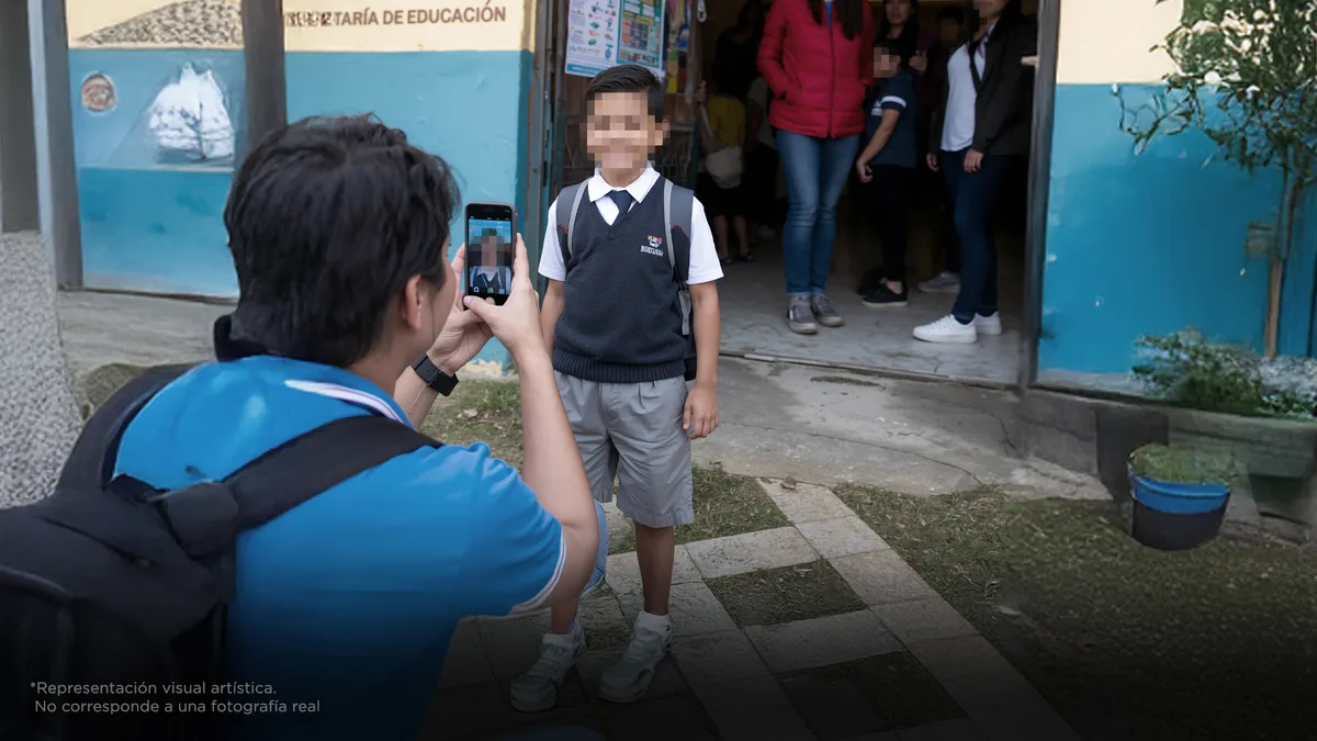 Publicó fotos de su hijo con su uniforme, y comenzaron a llamarle