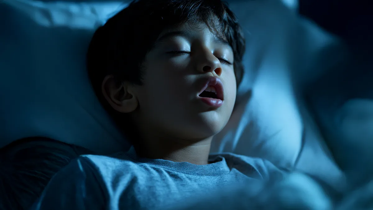 Si tu hijo duerme con la boca abierta, debes saber esto