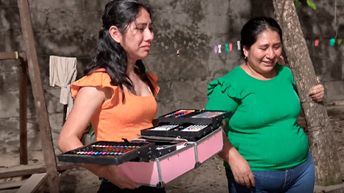 Soñaba con tener materiales para dibujar, y su regalo de cumpleaños la hizo llorar