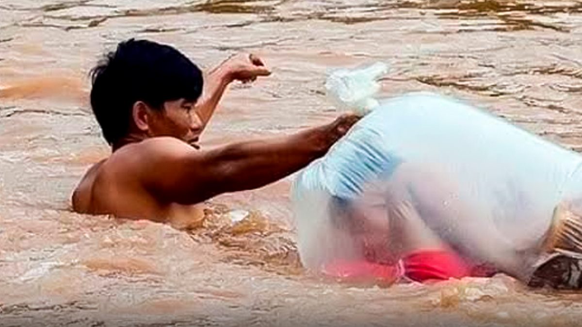 Su papá lo metió en una bolsa para cruzar un río y llegar a la escuela. ¿Tú harías lo mismo?