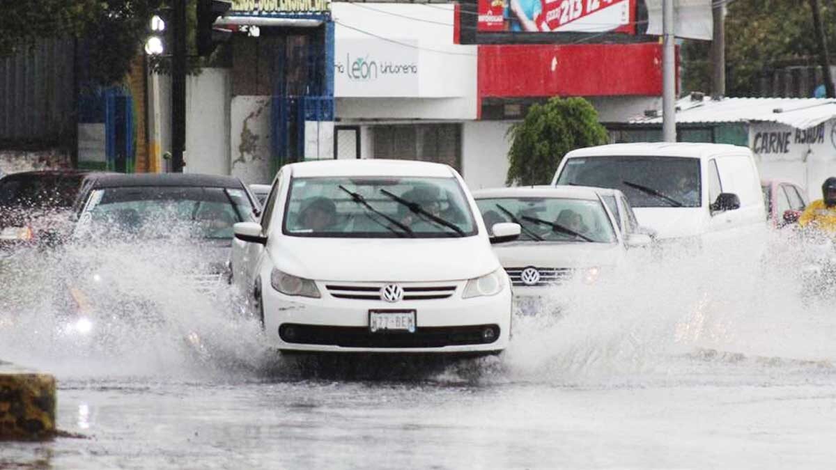 Ten cuidado con las lluvias, mira la forma correcta de frenar en pavimento mojado.