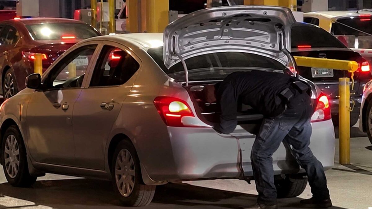 URGENTE: Le pusieron algo en la cajuela y le quitaron la visa